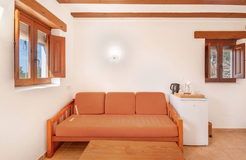 Sant Carles de Peralta Appartement | Chambre "Romero" avec vue sur les montagnes, Wi-Fi et climatisation