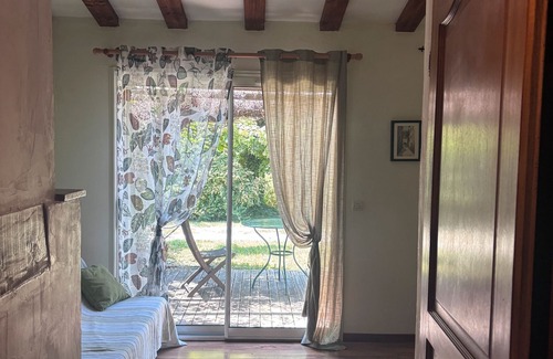 L'Epine Appartement | Room 'Tilleul' with Private Terrace, Shared Garden and Wi-Fi