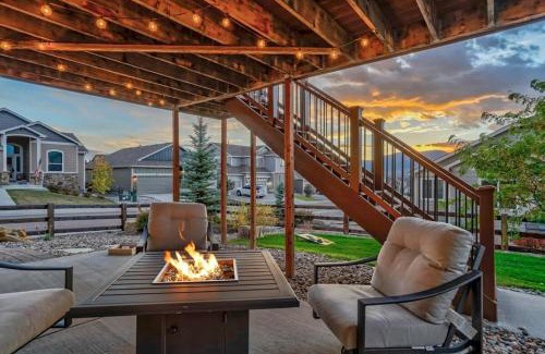 Monument Maison | Room to Spread Out & Deck with Mountain Views