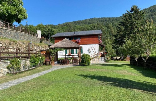 Santo Stefano dʼAveto Appartement | Chambre 'Viola' avec vue sur la montagne, piscine partagée et Wi-Fi