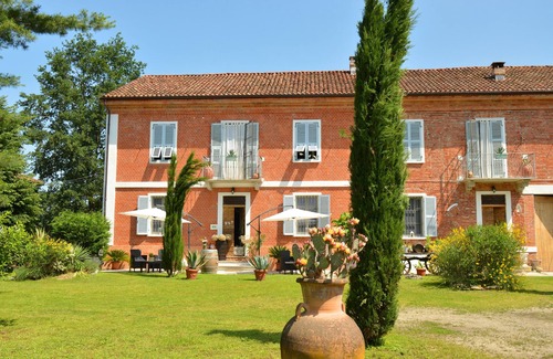 Castelnuovo Belbo Lit Et Petit-Déjeuner | Room with bathroom in ancient farmhouse in Monferrato