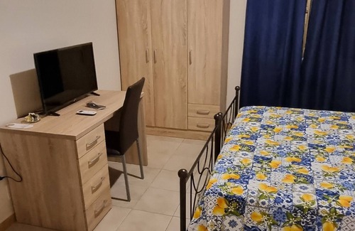 Palmi Station Balnéaire | Room with breakfast included in cottage Holiday home in Palmi Pietrenere.