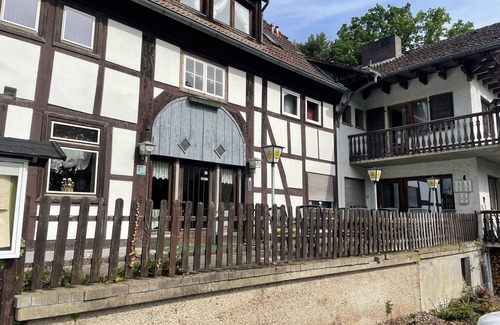 Schieder-Schwalenberg Maison | Room with king-size bed and balcony