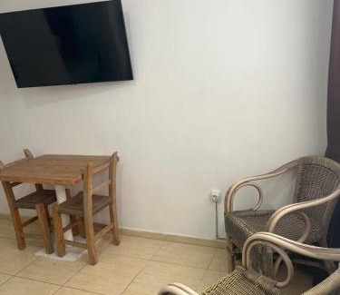 San Antonio Bay Appartement | Room with bathroom and kitchen