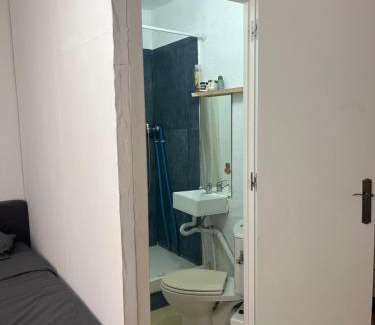 San Antonio Bay Appartement | Room with bathroom and kitchen