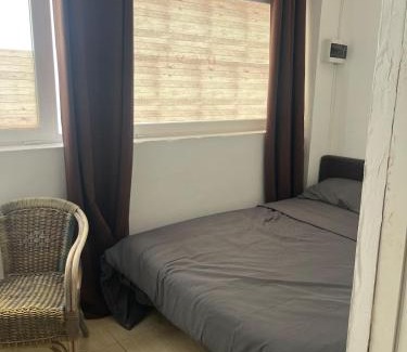 San Antonio Bay Appartement | Room with bathroom and kitchen