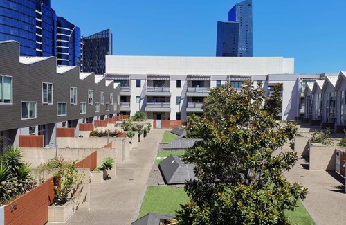 Docklands Maison | Room with king-size bed close to Melbourne CBD & Southern Cross Station