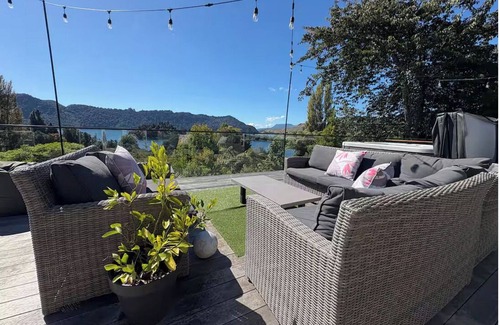 Lake Okareka Appartement | Room with Lake View at Ōkāreka, Rotorua – Large Deck, Spa & BBQ Retreat