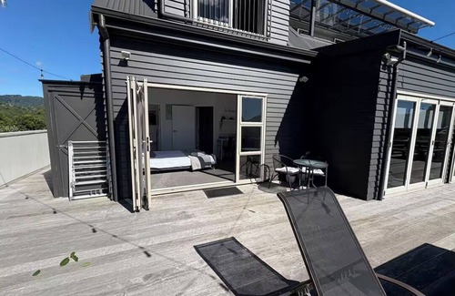 Lake Okareka Appartement | Room with Lake View at Ōkāreka, Rotorua – Large Deck, Spa & BBQ Retreat