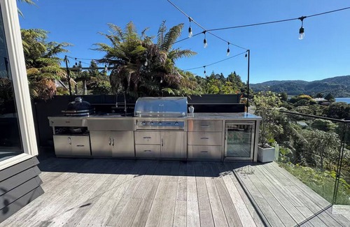 Lake Okareka Appartement | Room with Lake View at Ōkāreka, Rotorua – Large Deck, Spa & BBQ Retreat