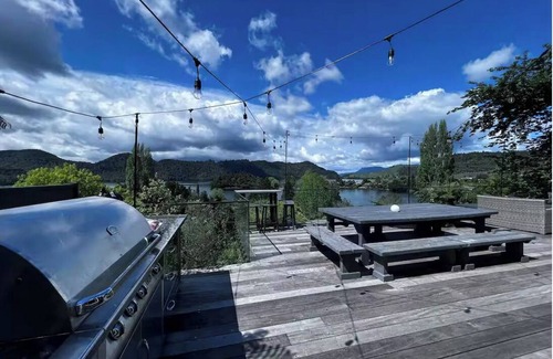 Lake Okareka Appartement | Room with Lake View at Ōkāreka, Rotorua – Large Deck, Spa & BBQ Retreat