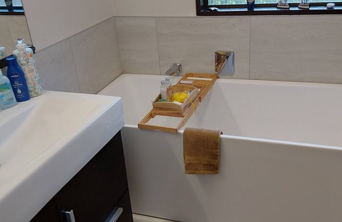 Tauranga Lit Et Petit-Déjeuner | Room with Queen bed. Close to all Bay attractions. Free Wifi & safe parking.