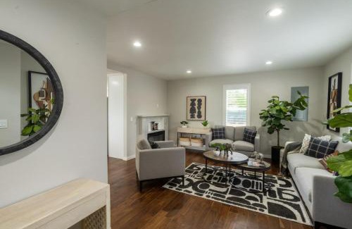 Parkland Maison | Room with Queen Bed in Tacoma