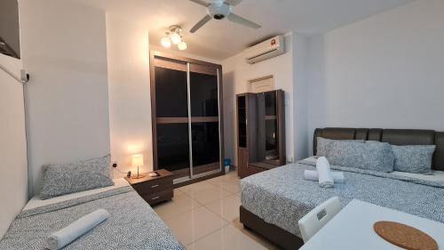 Downtown George Town Maison | Rooms at Mansion One, Shared Apartment Only