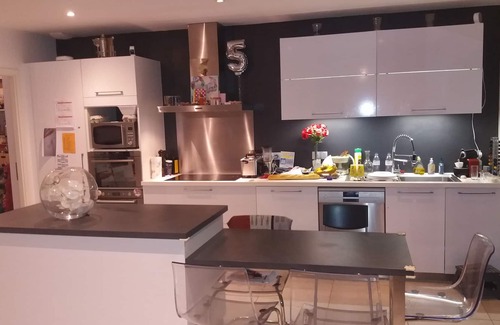 Fillinges Maison | Chambres, Fillinges, Piscine chauffée, Spa, 12 pers, airHockey, billard, bbq