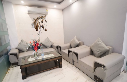 Sector 63 Hôtel | Roomshala 034 Grihum Noida Sector 63