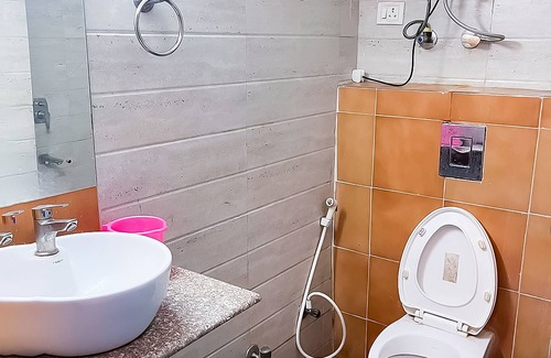 Block D Hôtel | Roomshala 116 Krishna Villa
