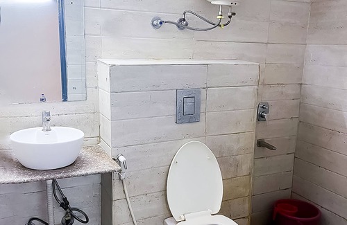 Block D Hôtel | Roomshala 116 Krishna Villa