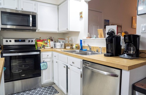 Germantown Copropriété | Roomy 2BR/2BA + Loft & Balcony in Germantown