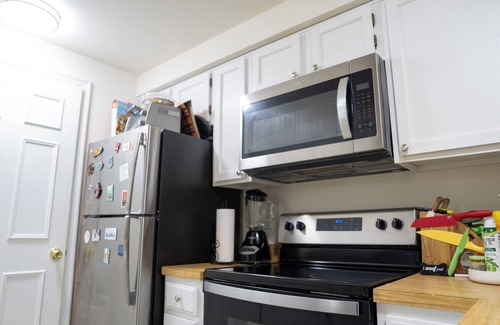 Germantown Copropriété | Roomy 2BR/2BA + Loft & Balcony in Germantown