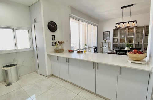 Jerusalem Appartement | Roomy 4BR Bayit VeGan sunny 180 view balcony Apt