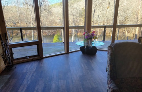 Rutherfordton Appartement | Roomy entire private lower level of log cabin on Green River, 6 min to TIEC.