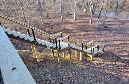 Rutherfordton Appartement | Roomy entire private lower level of log cabin on Green River, 6 min to TIEC.