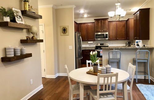 Leland Maison | Roomy house close to the beaches! Community pool +bar room and garage