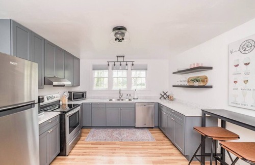 Batesville Cottage | Rosé All Day: Wine Country Getaway! Walk to Dining