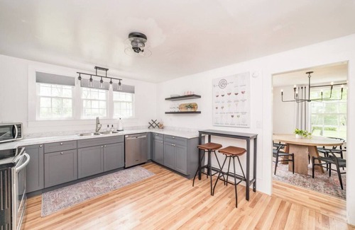 Batesville Cottage | Rosé All Day: Wine Country Getaway! Walk to Dining