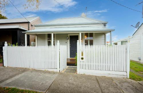St Kilda Maison | Rosa 2BR w Large Garden Near St Kilda Beach