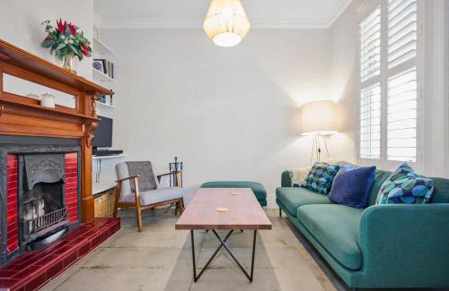 St Kilda Maison | Rosa 2BR w Large Garden Near St Kilda Beach