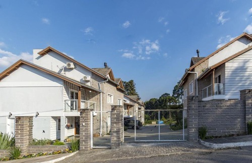 Floresta Maison | Rosa Casa Geminada Villa Mariana