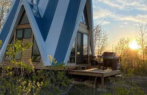 Riverton Maison | Rosa - Cabine Viking moderne, luxueuse, isolée, hors réseau