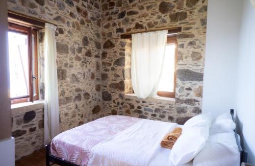 Amigdalokefali Maison | Rosales stone house