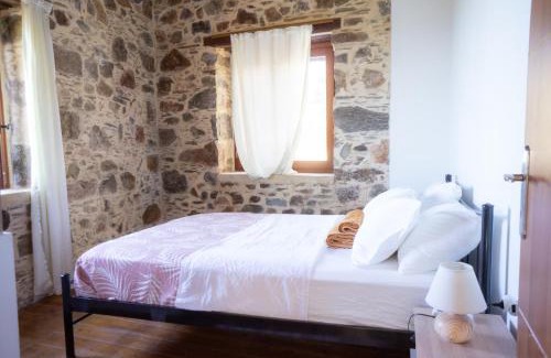 Amigdalokefali Maison | Rosales stone house