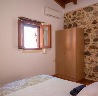 Amigdalokefali Maison | Rosales stone house