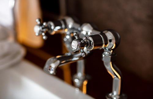 Village Hôtel | Rose And Crown Hotel