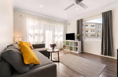 Rose Bay Appartement | Rose Bay Retreat - light airy balcony AC & views