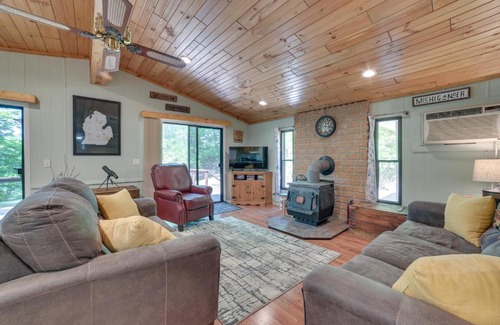 Rose City Maison | Rose City Cabin with Fire Pit and Lake Access