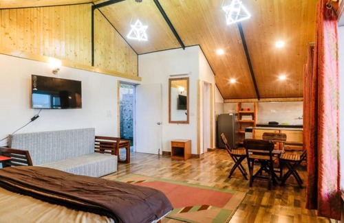 Shimla Appartement | Rose Cottage at Mashobra's Private Heritage by Roamhome
