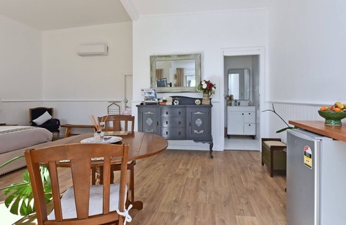 Broke Appartement | Rose Cottage Studio Romantic or Solo Getaway. Spa, Games Room