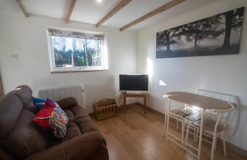 Lydney Chalet De Ski | Rose Hideaway - Forest of Dean Cosy Cabin Retreat