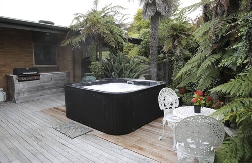 Kawaha Point Maison | Rose Lake Retreat
