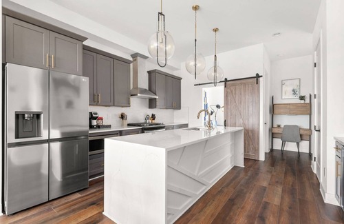 Hurwood Heights Copropriété | Rosedale ~ Huge New Condo ~ 3BR + Bonus ~ 3 Miles to Broadway ~ Near GEODIS Park
