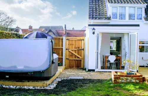 Hickling Maison | Rosemary Cottage