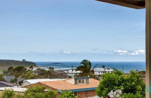 Caves Beach Maison | Rosie's Retreat - 300m to Beach dog friendly on request