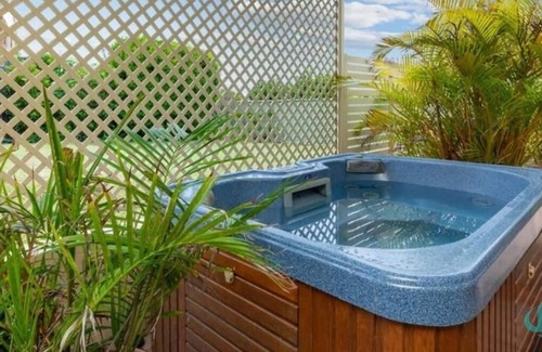 Caves Beach Maison | Rosie's Retreat - 300m to Beach dog friendly on request