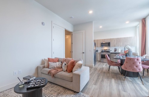 Central Business District Appartement | Rosy Retreat with NYC Views by the train! Free Parking+3 beds. ✨20% OFF 7days✨