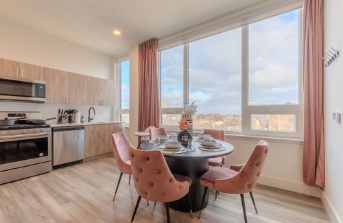 Central Business District Appartement | Rosy Retreat with NYC Views by the train! Free Parking+3 beds. ✨20% OFF 7days✨